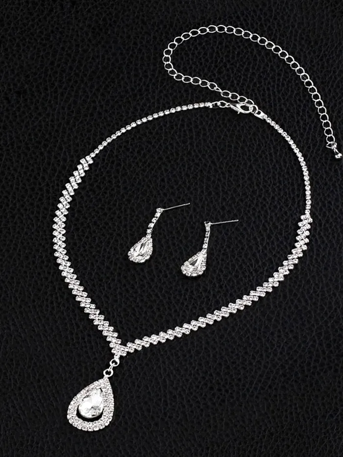 Yellow Chimes Necklaces Yellow Chimes Crystal Jewellery Set for Women Silver Plated Sparkling White Crystal Drop Necklace Set with Earrings for Women and Girls